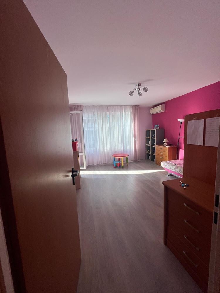 Prostorný apartmán se dvěma ložnicemi, panoramatickou terasou a výhledem na moře v srdci Pomorie