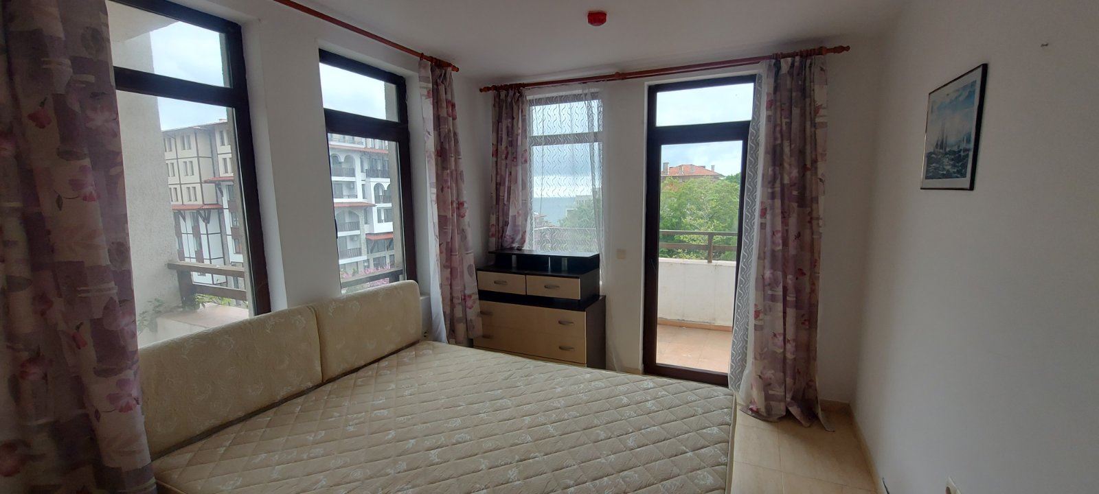 Prostorný apartmán s výhledem na moře ve Sveti Vlas – komfort, zeleň a prestižní lokalita