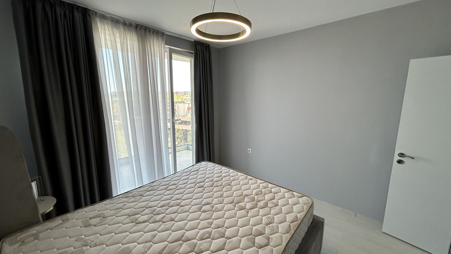 Elegantní byt se dvěma ložnicemi a panoramatickým výhledem na moře v první linii u moře na Slunečném pobřeží