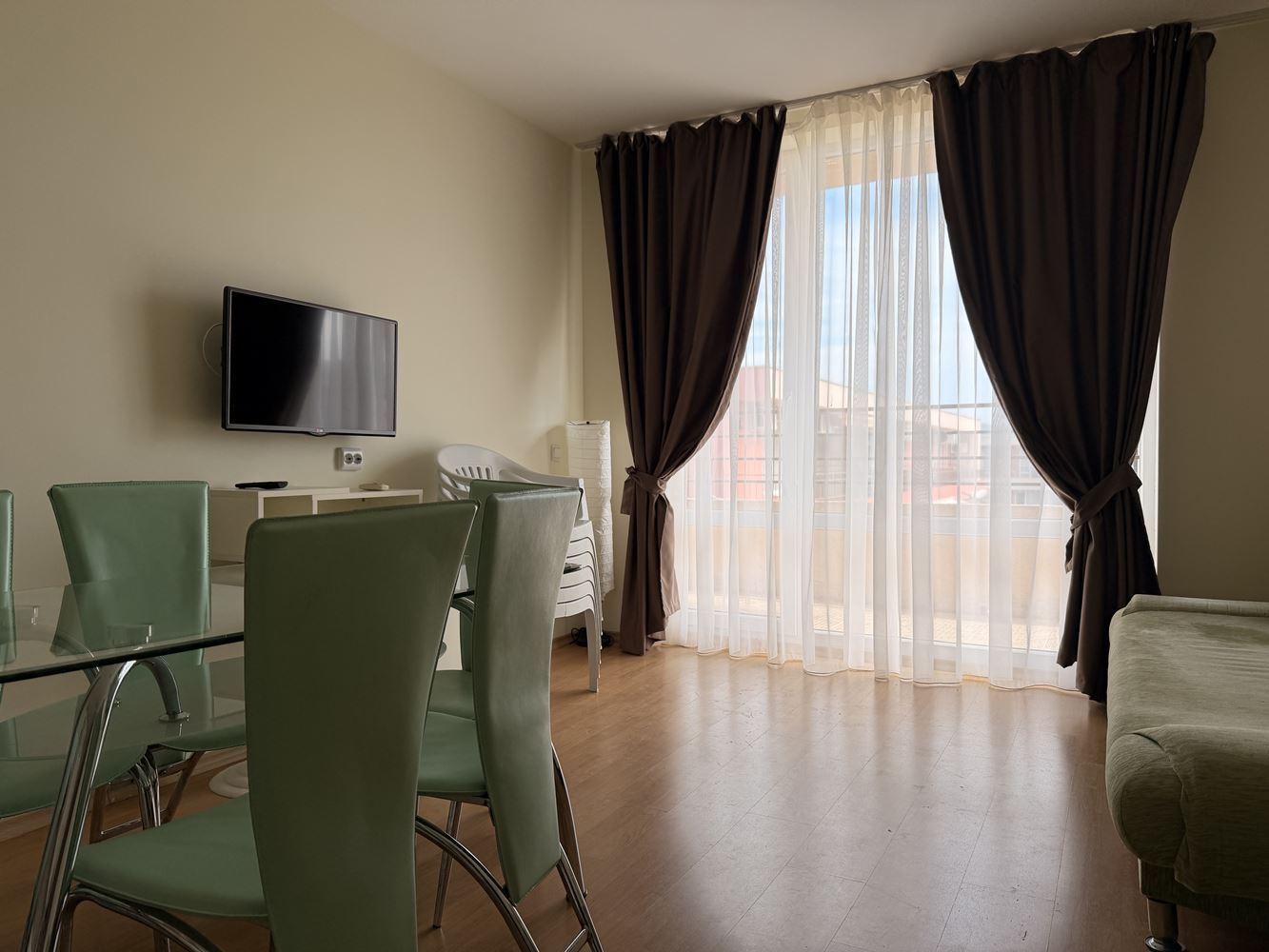 Prostorný apartmán se dvěma ložnicemi ve Slunečném pobřeží – panoramatický výhled a klidná lokalita