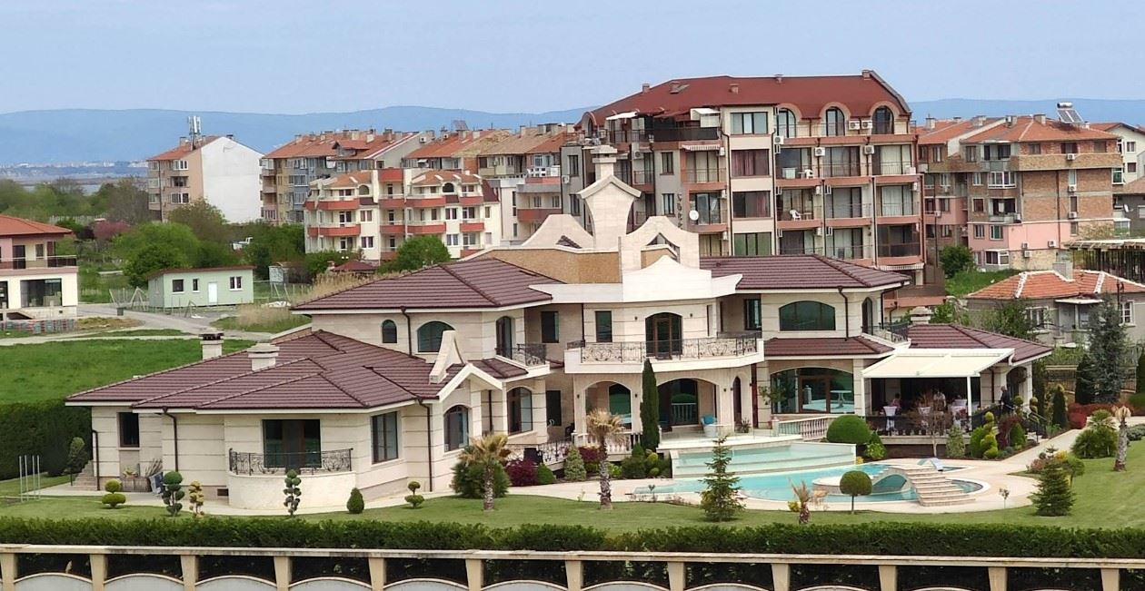 Dvoupokojový apartmán v komplexu v Pomorie – 300 m od pláže, skvělá investice