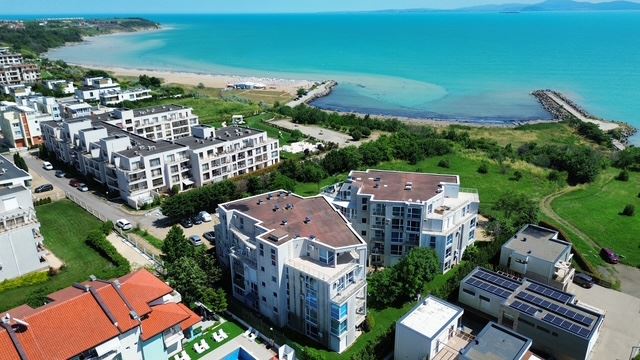 Dvoupokojový apartmán v první linii v Sarafovu – komfort, styl a přímořská atmosféra v komplexu