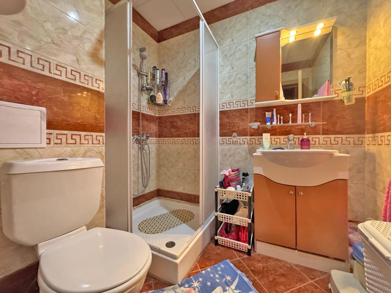 Apartmán se dvěma ložnicemi ve Slunečném pobřeží – vynikající lokalita u moře, komfort a plná připravenost k nastěhování
