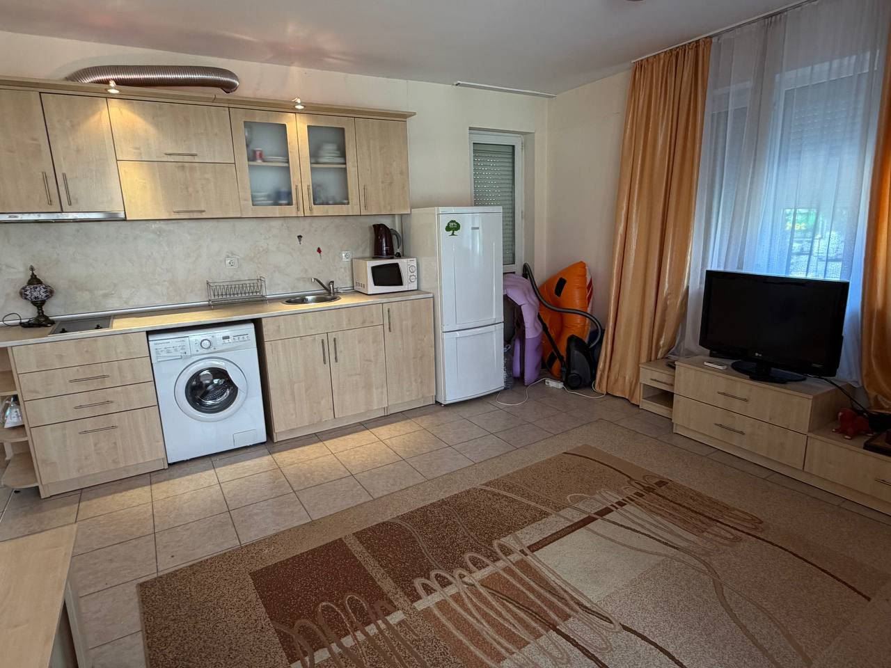 Prostorný apartmán se dvěma ložnicemi 200 m od pláže ve Slunečném pobřeží – s nízkým poplatkem za údržbu