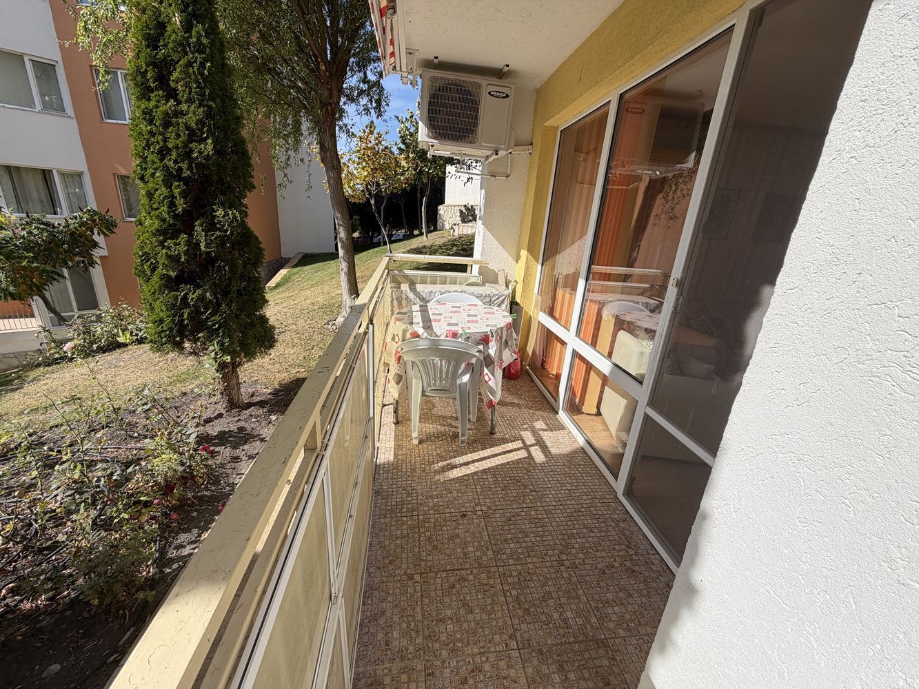 Apartmán s jednou ložnicí, prostornou terasou a výhledem na moře ve Sveti Vlas – 300 metrů od pláže