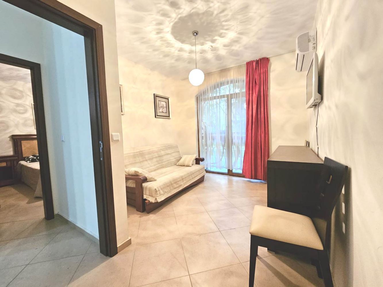 Třípokojový apartmán v přízemí s přímým přístupem k bazénu v luxusním komplexu ve Slunečném pobřeží