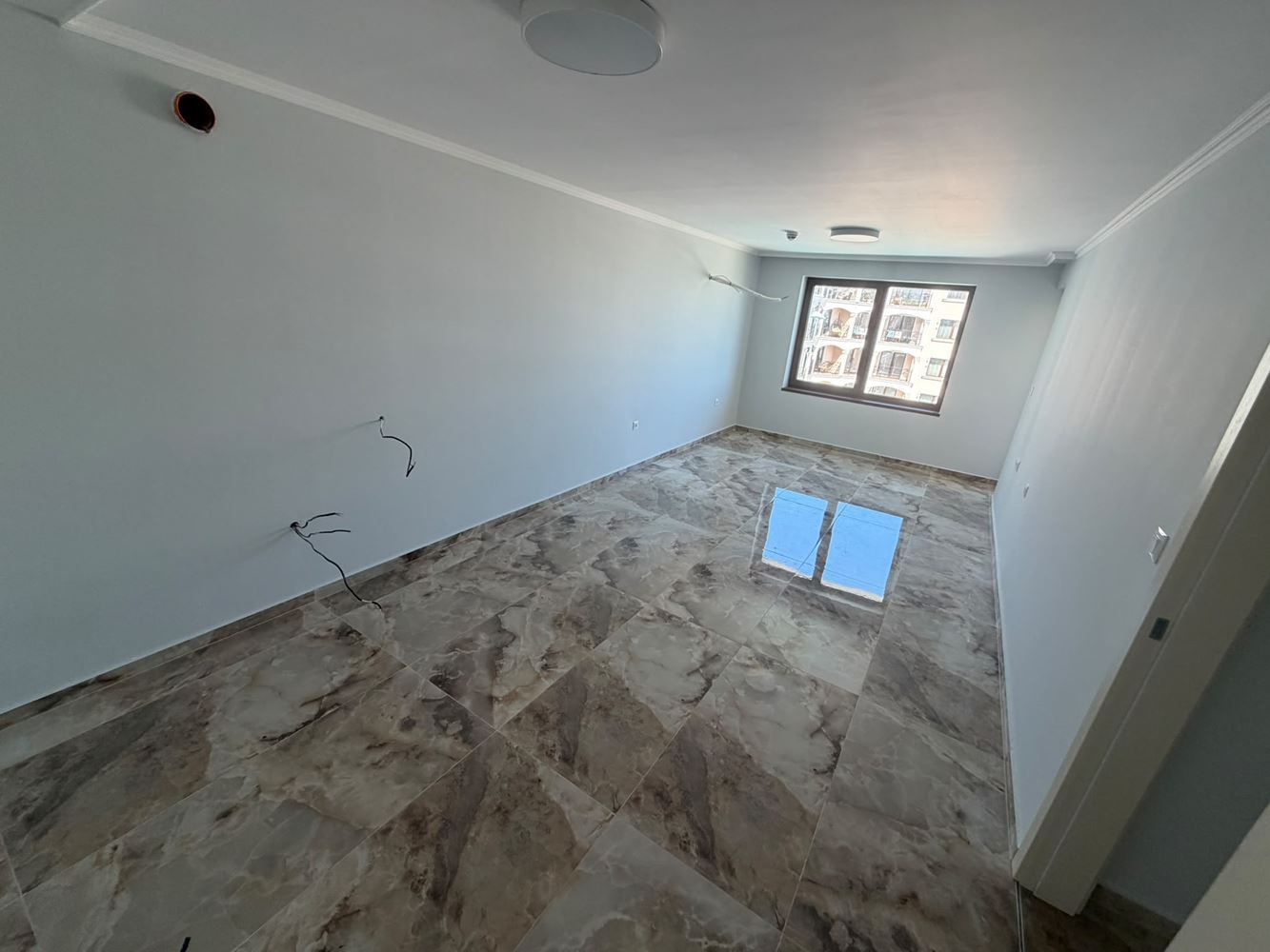 Nový 2pokojový apartmán s výhledem na bazén a moře v luxusním komplexu na první linii v Nesebaru