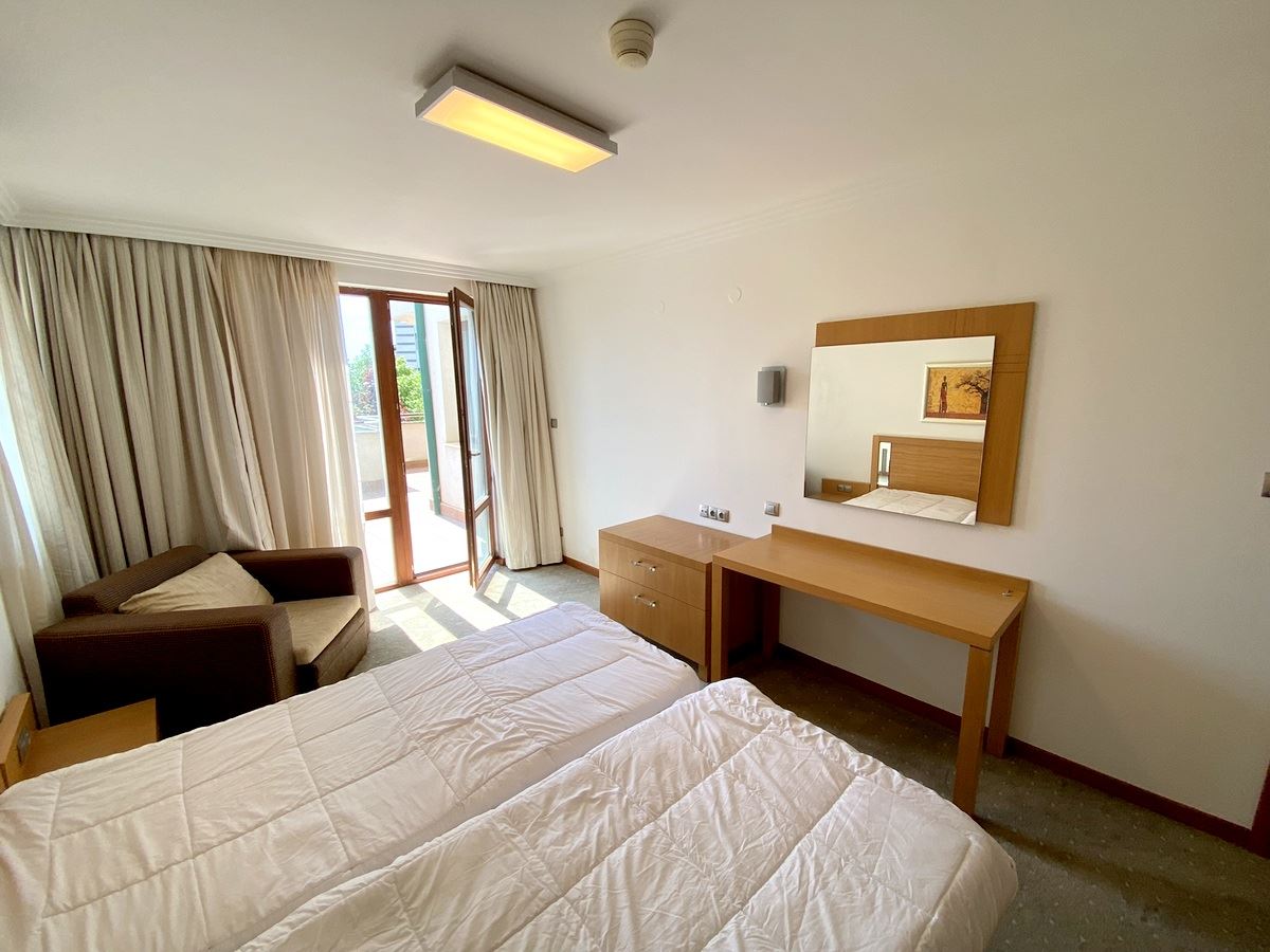 Dvoupokojový byt (s jednou ložnicí) v první linii u moře v Ravda – luxus, příroda a výhled na bazén