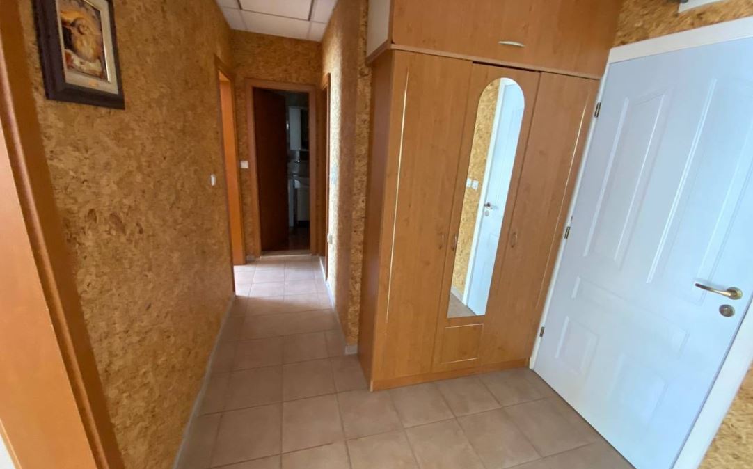 Apartmán se dvěma ložnicemi s výhledem na moře na první linii v Elenite – komfort, příroda a klid