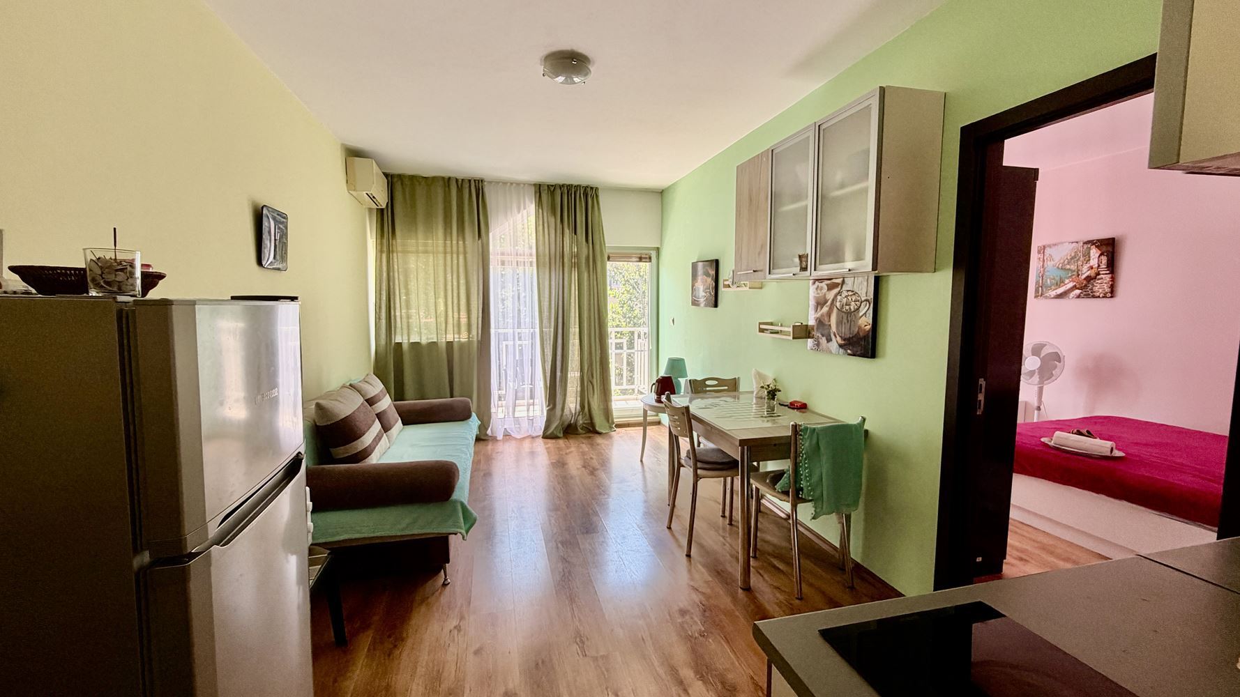 Apartmán s jednou ložnicí v Sunny Beach – klid, zeleň a komfort v srdci letoviska