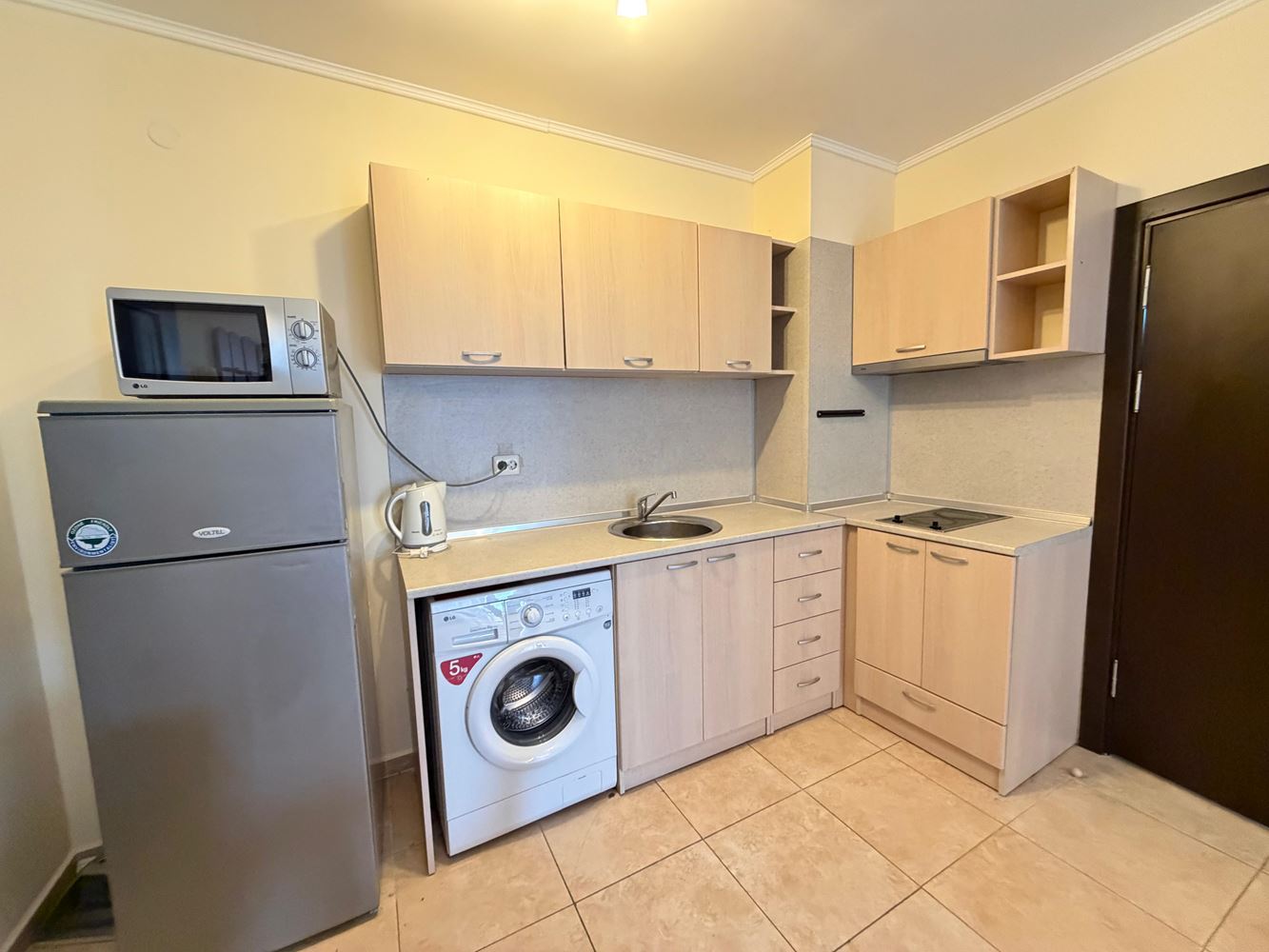 Apartmán se dvěma ložnicemi a výhledem na bazén v Nesebaru – prostor, komfort a výborná lokalita pouhých 300 metrů od moře