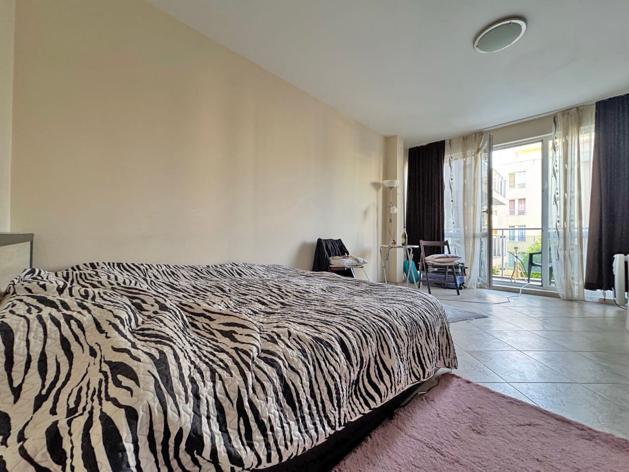 Prostorný apartmán s jednou ložnicí a nízkým poplatkem za údržbu na Slunečném pobřeží