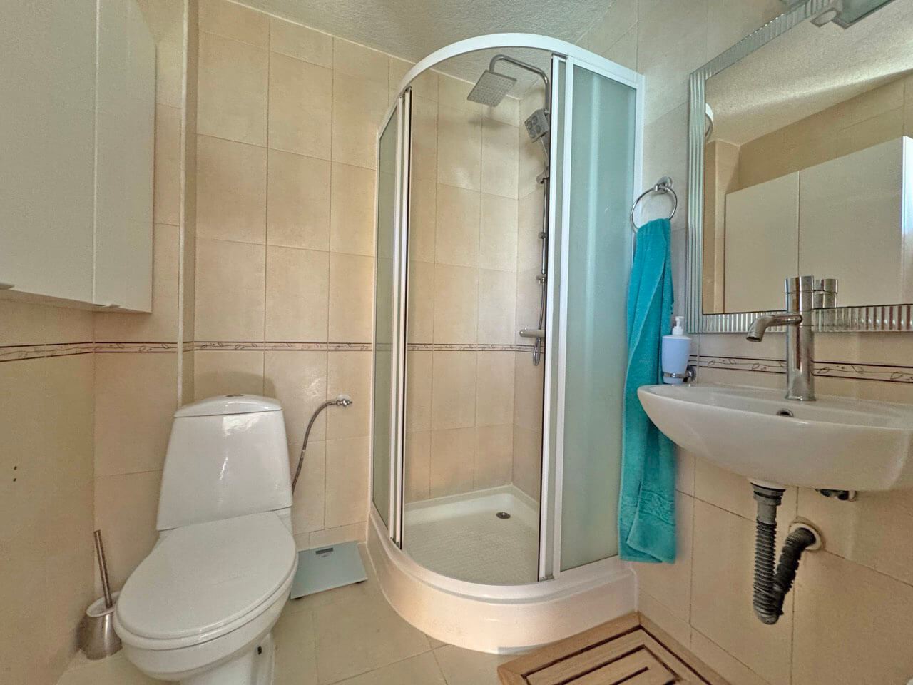 Prostorný apartmán se dvěma ložnicemi s panoramatickým výhledem na moře a hory – komfort, styl a klid uprostřed přírody
