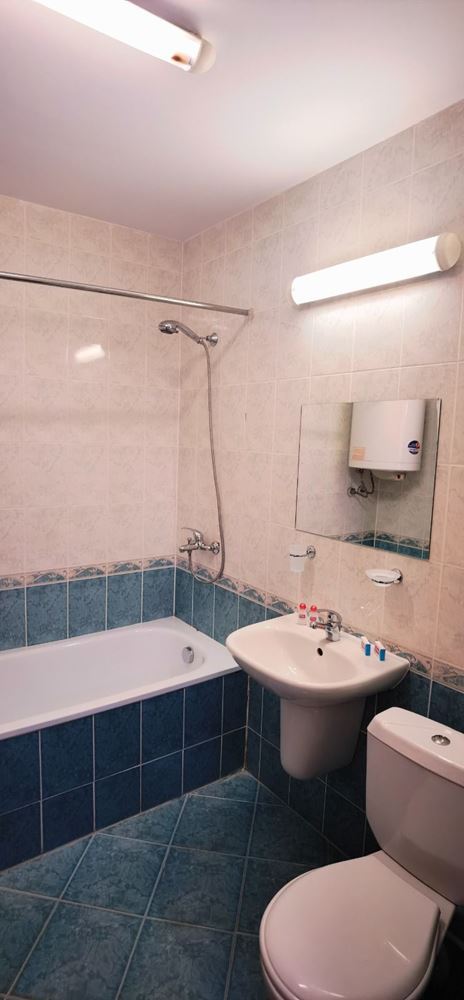 Prostorný třípokojový byt v nejvyšším patře v Slunečném pobřeží — komfort, styl a zelená harmonie u moře