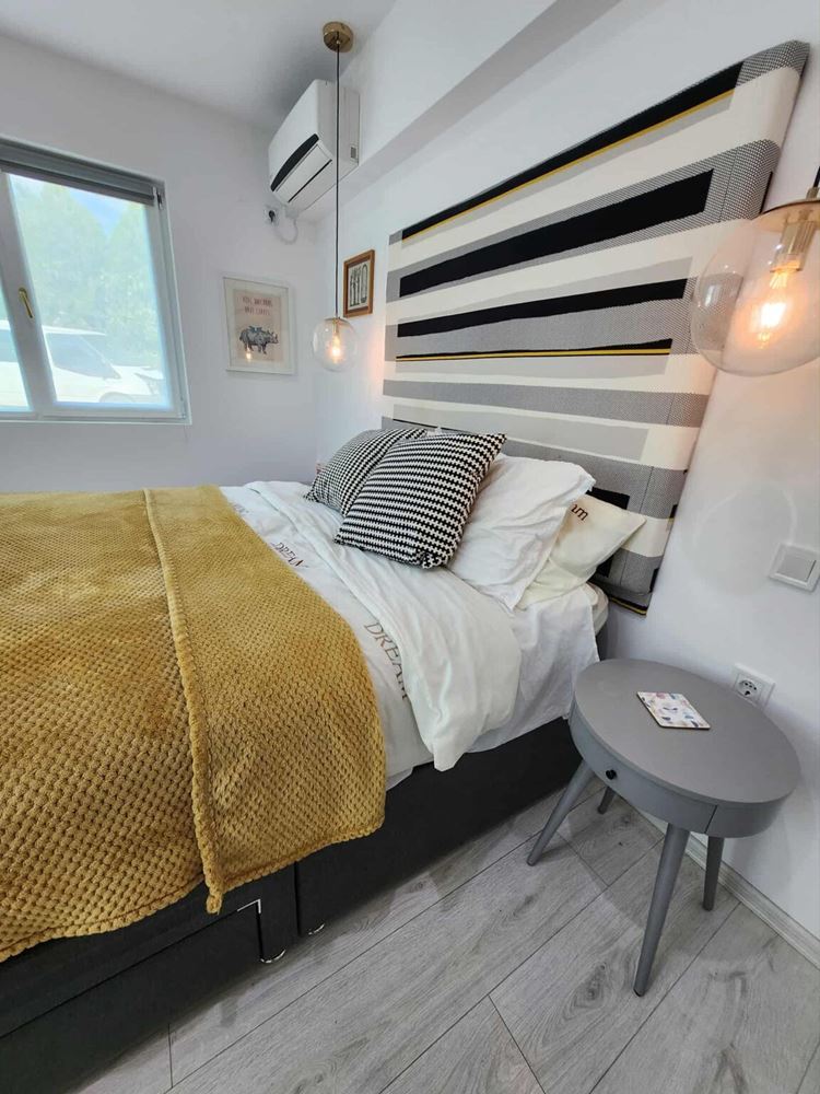 Apartmán se dvěma ložnicemi s výhledem na bazén ve Sveti Vlas – komfort, styl a skvělá lokalita