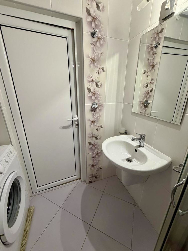 Sarafovo – prostorný apartmán s jednou ložnicí, Aktem 16, minimálním poplatkem za údržbu a kompletním vybavením