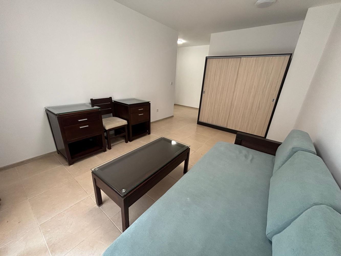 Prostorný apartmán s jednou ložnicí v Ravdě, 200 m od pláže – bez poplatku za údržbu a připravený k nastěhování