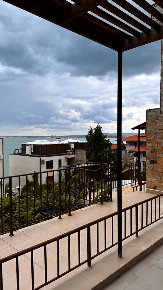 Třípokojový apartmán s výhledem na moře v prestižním komplexu ve Svatém Vlasu