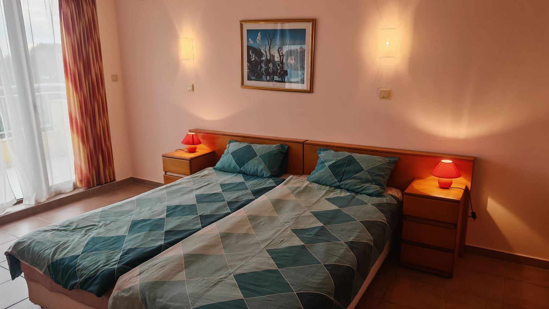 Prostorný třípokojový byt v nejvyšším patře v Slunečném pobřeží — komfort, styl a zelená harmonie u moře