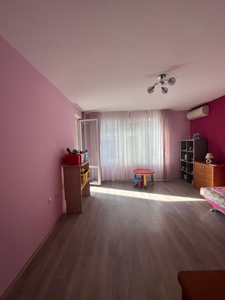 Prostorný apartmán se dvěma ložnicemi, panoramatickou terasou a výhledem na moře v srdci Pomorie