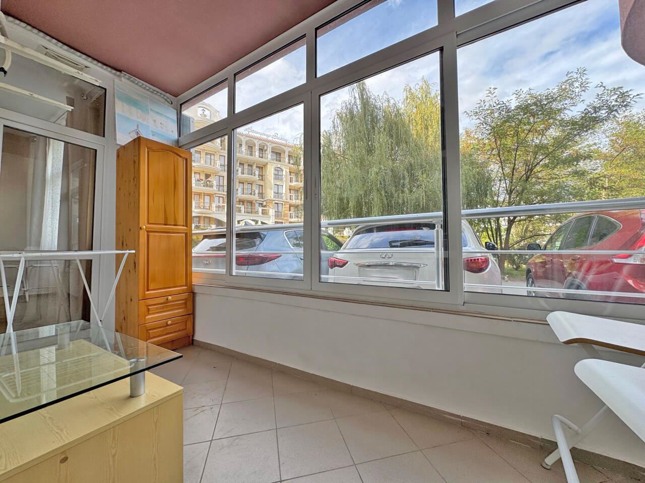 Prostorný apartmán se dvěma ložnicemi s výhledem na bazén na Slunečném pobřeží