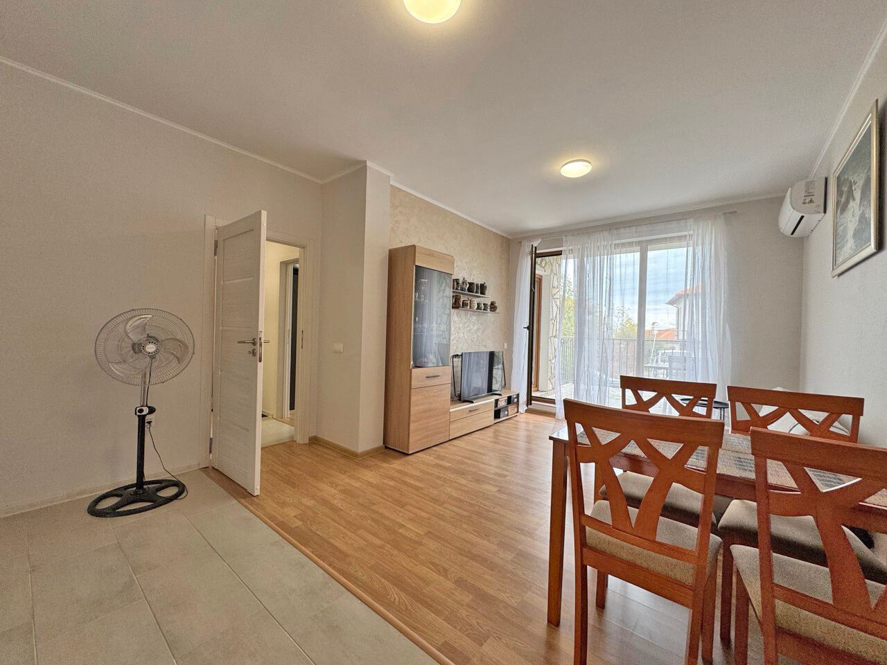 Zařízený apartmán s jednou ložnicí v novém komplexu v Aheloji – klid, zeleň a komfort u moře