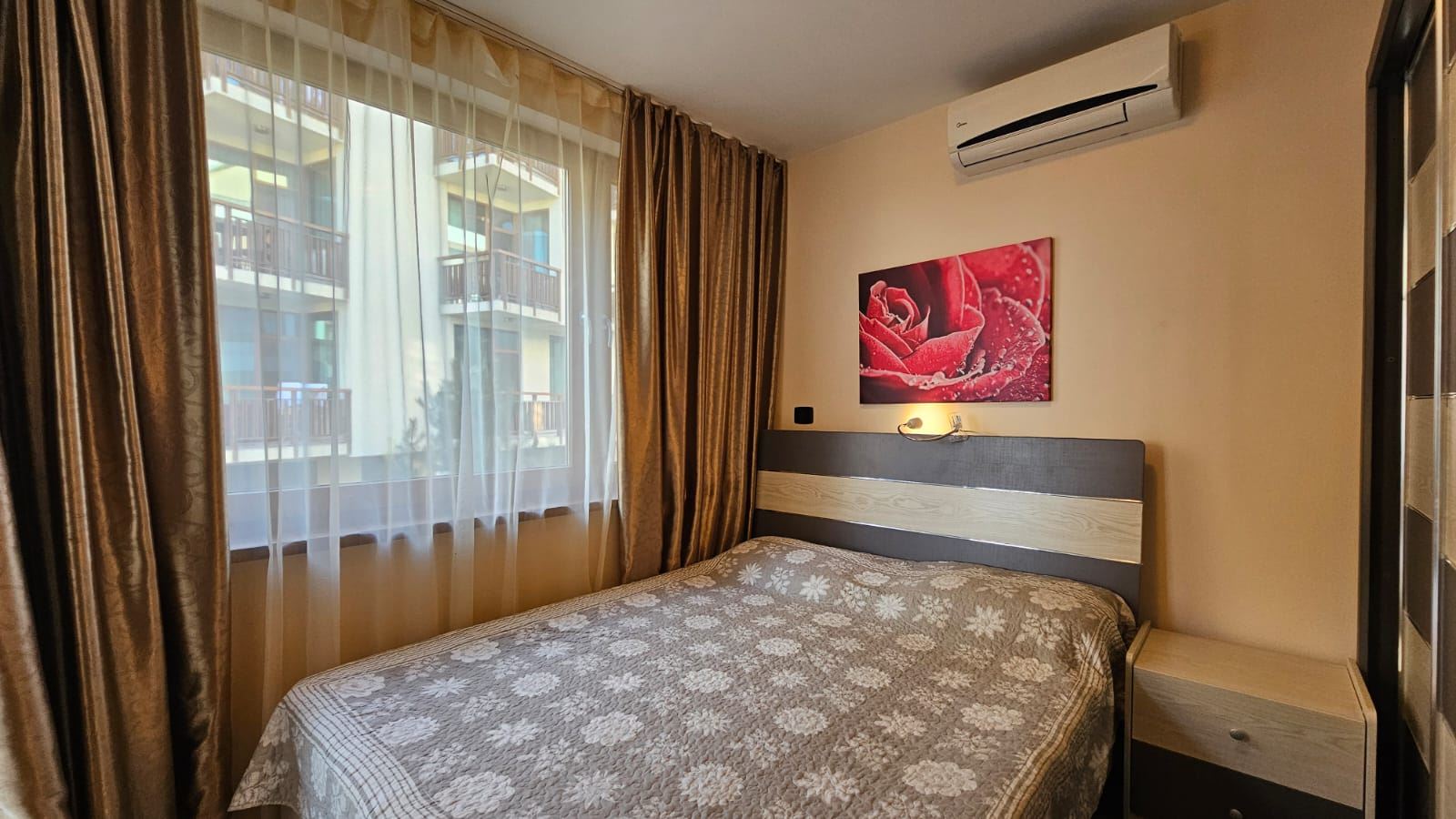 Útulný a stylově zařízený apartmán s jednou ložnicí a částečným výhledem na moře