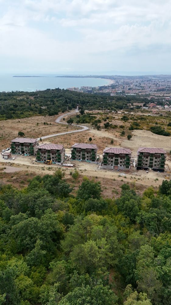 Dvoupokojový apartmán s výhledem na moře a designovou rekonstrukcí v zeleném komplexu ve Slunečném pobřeží