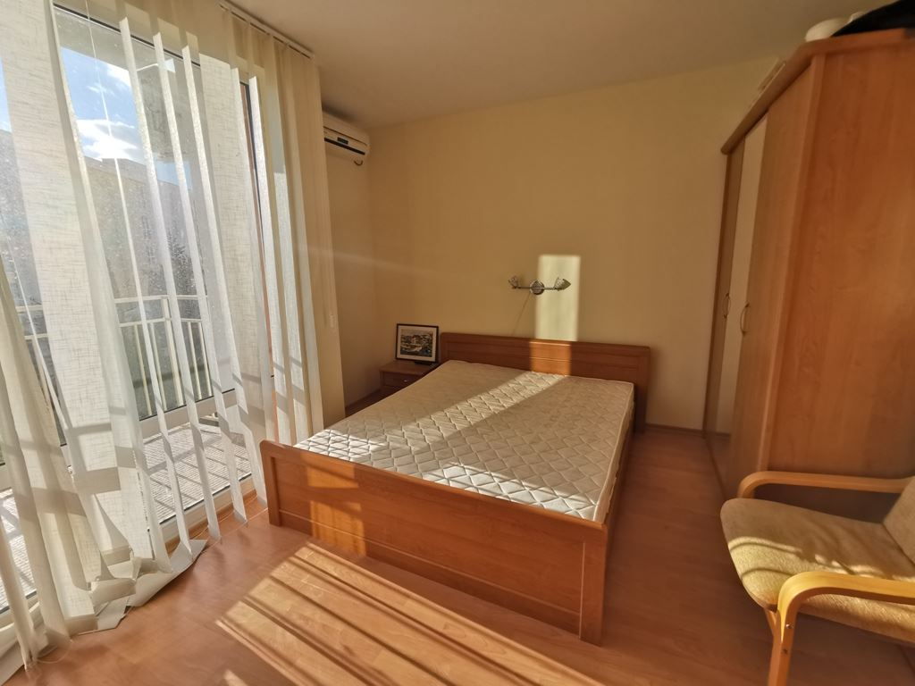 Byt se dvěma ložnicemi s výhledem na moře a soukromou pláží v prestižním komplexu ve Svatém Vlasu