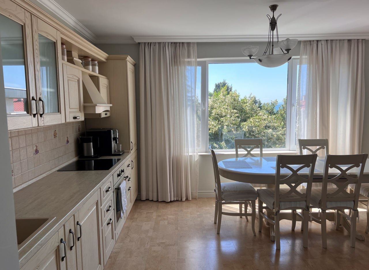 Prostorný apartmán se třemi ložnicemi a panoramatickým výhledem na moře pouze 50 metrů od pláže – nízký poplatek za údržbu!