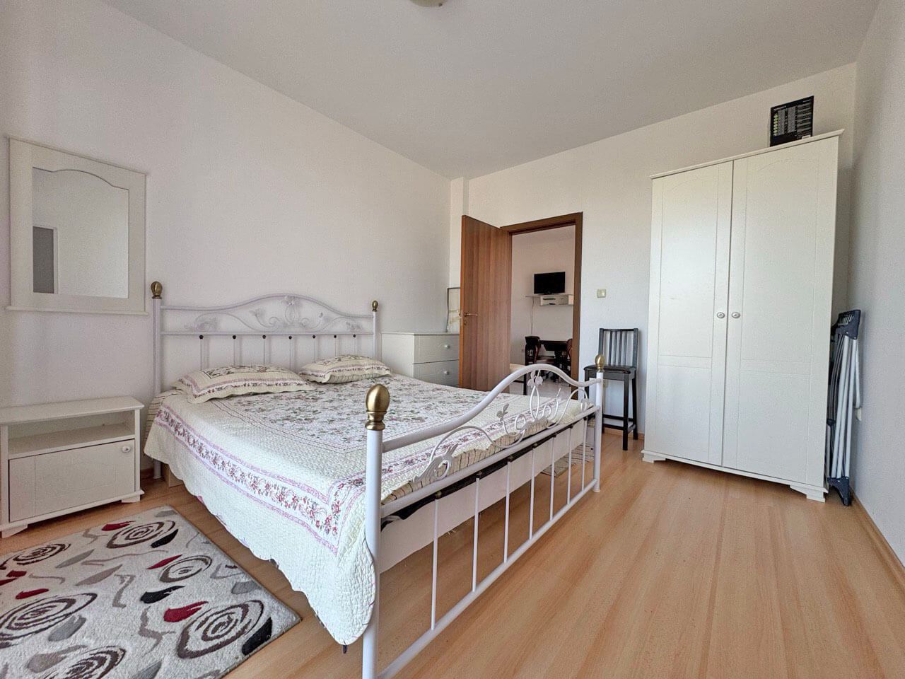 Třípokojový byt v komplexu s dobře organizovaným prostředím a útulnou atmosférou