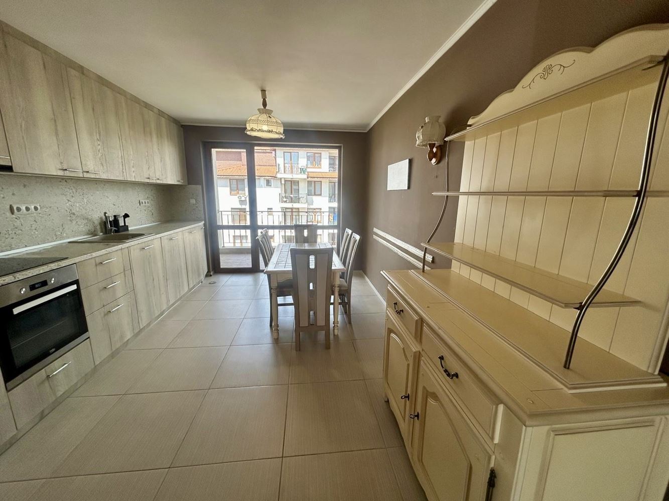 Prostorný apartmán se dvěma ložnicemi v Nesebaru – dvě terasy a možnost třetí ložnice
