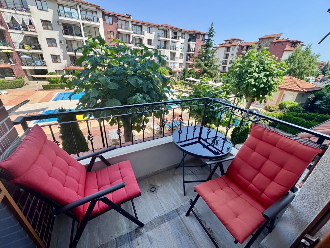Komfortní apartmán s jednou ložnicí, prostornou terasou a výhledem na bazén v luxusním komplexu v Nesebaru