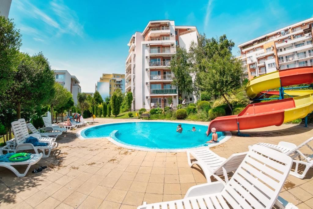 Prostorné studio ve Sveti Vlas s krásným výhledem na bazén – výborná investice u moře
