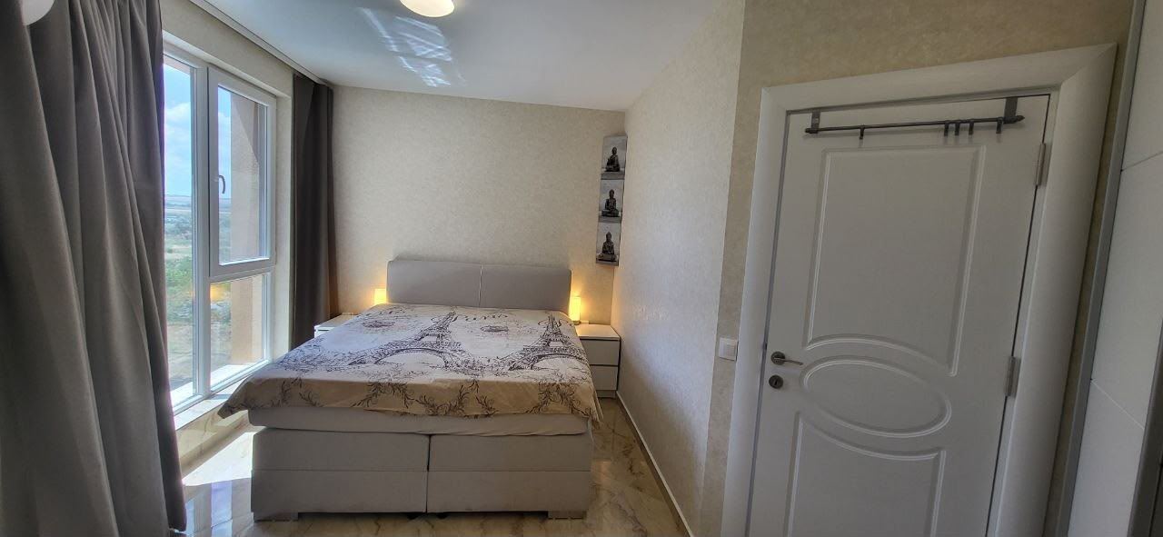 Apartmán se dvěma ložnicemi a velkou panoramatickou terasou ve stylovém komplexu v Sunny Beach