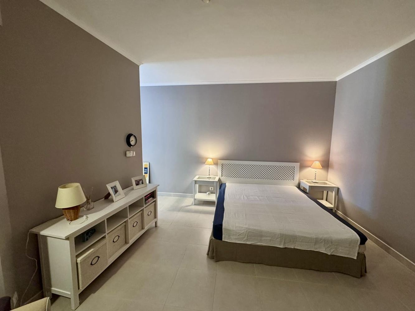 Luxusní byt s jednou ložnicí v prestižním komplexu na první linii – komfort, styl a nekonečné vybavení