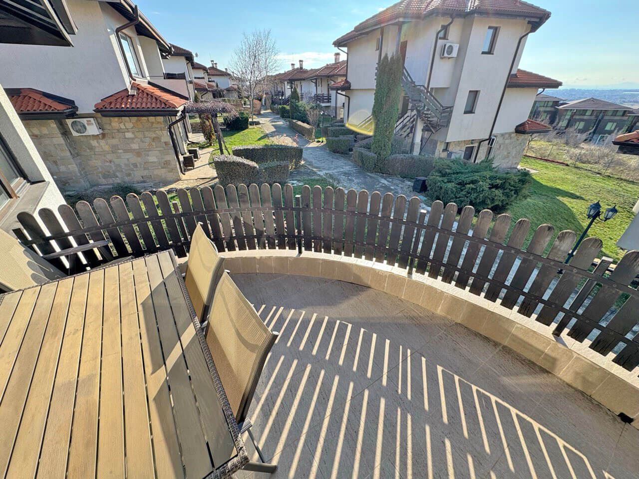 Prostorný apartmán se dvěma ložnicemi s panoramatickým výhledem na moře a hory – komfort, styl a klid uprostřed přírody