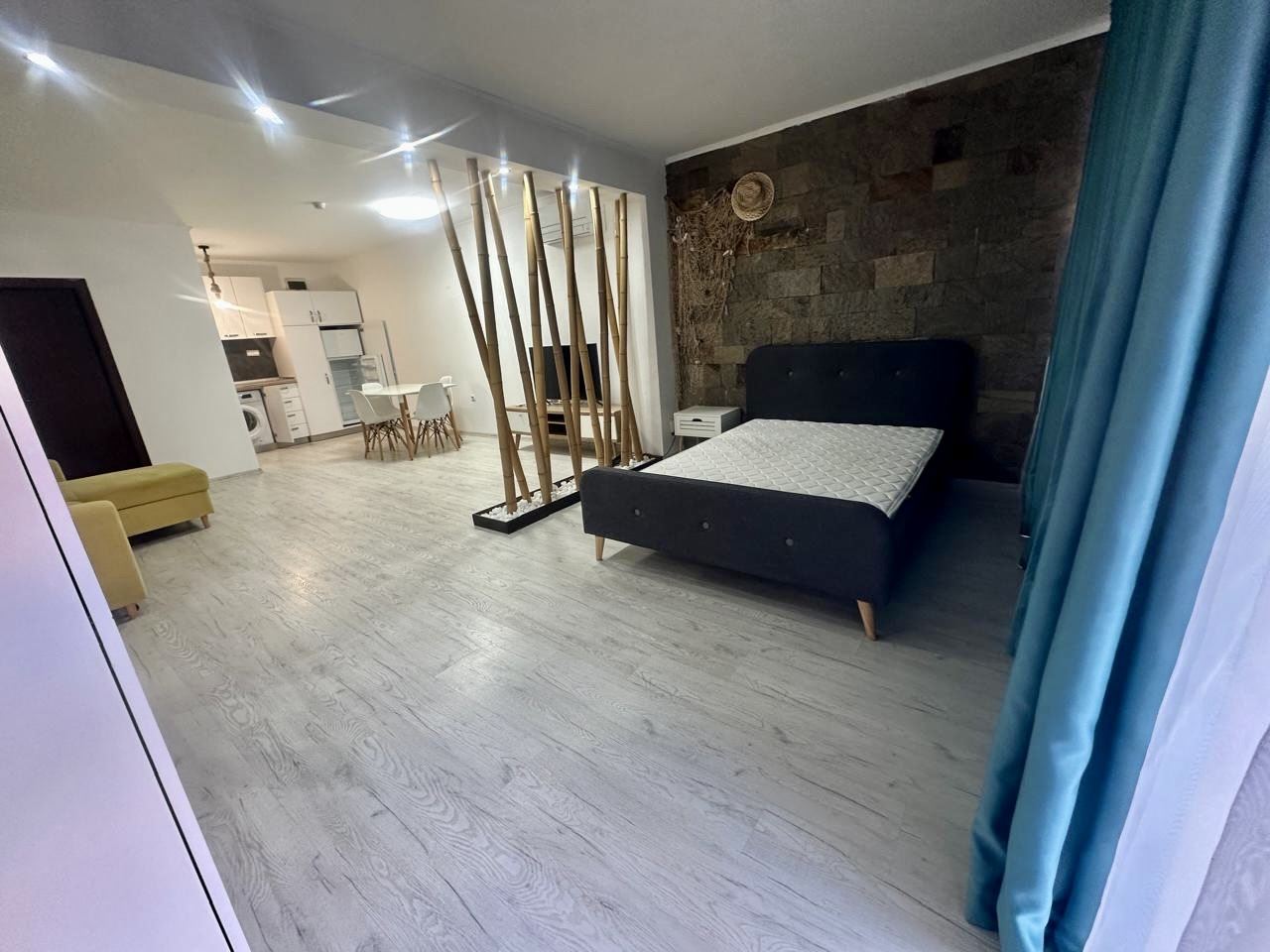 Prostorné studio v přízemí s terasou a možností přeměny na byt s jednou ložnicí – pouze 300 m od moře