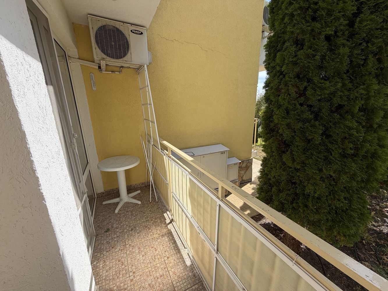 Apartmán s jednou ložnicí, prostornou terasou a výhledem na moře ve Sveti Vlas – 300 metrů od pláže