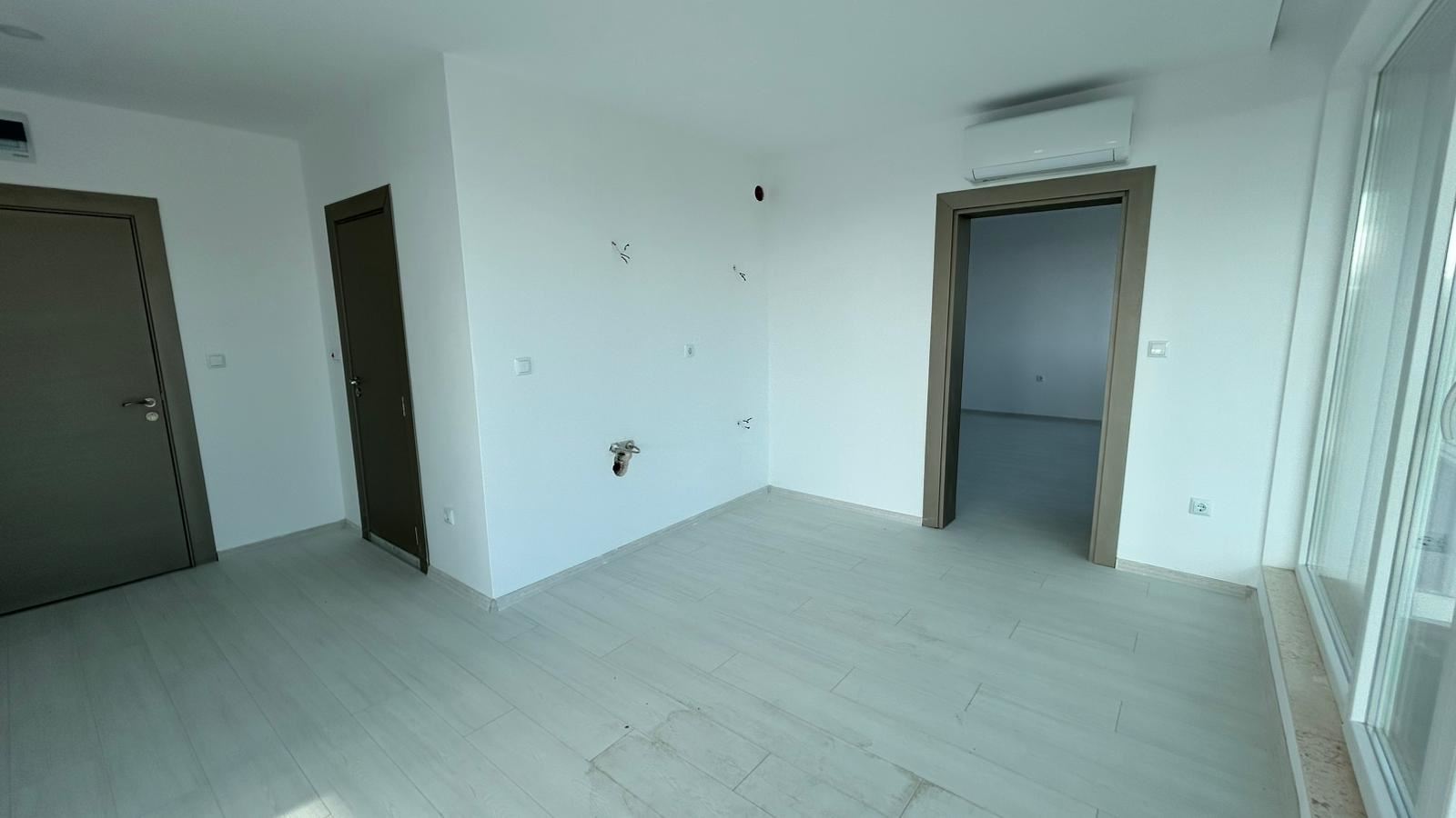 Slunečné pobřeží – nový třípokojový byt se dvěma ložnicemi, velkou terasou a výhledem na bazén