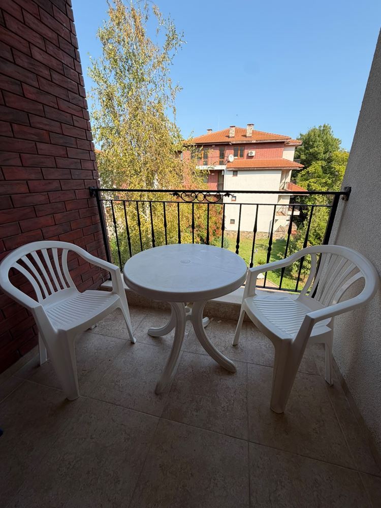 Apartmán se dvěma ložnicemi připravený k bydlení v pěkném komplexu v Nesebaru
