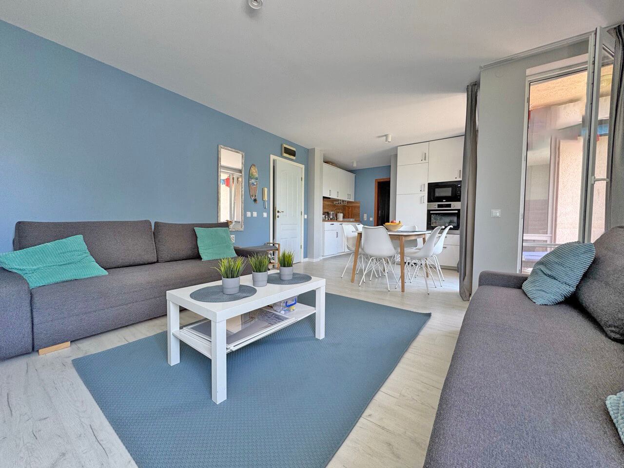 Stylový apartmán s jednou ložnicí v prestižním komplexu na Slunečném pobřeží – kompletně zrekonstruovaný a připravený k užívání