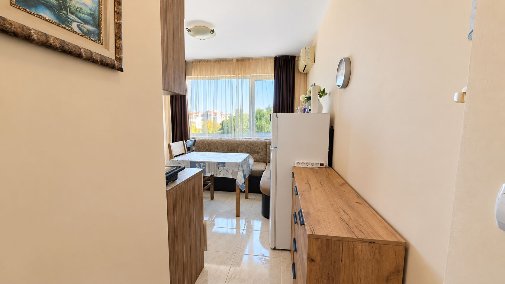 Útulný menší apartmán s jednou ložnicí v komplexu s bazénem a nepřetržitou ostrahou