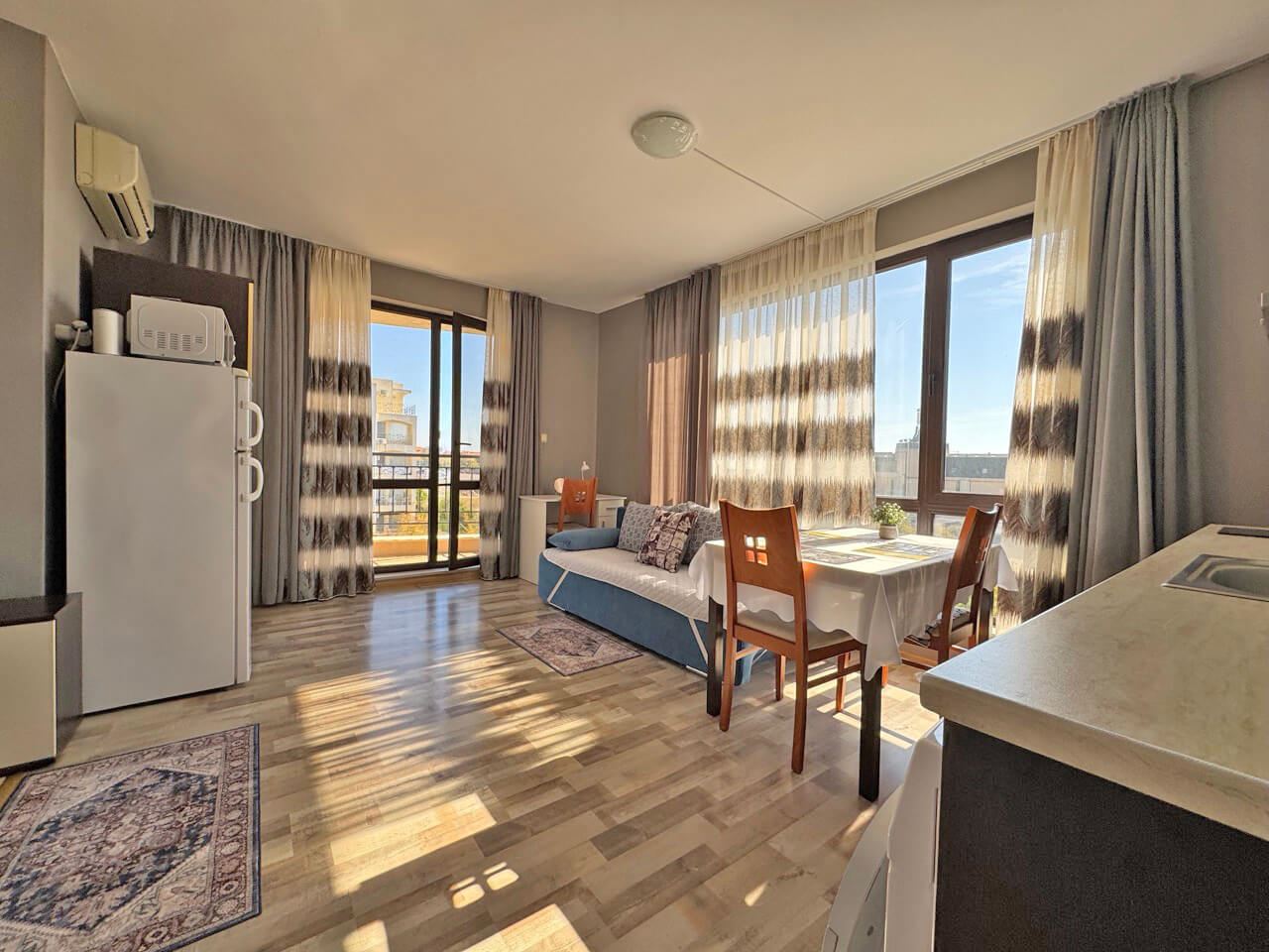 Apartmán s jednou ložnicí a výhledem na moře ve Sveti Vlasu – luxus, bazény a SPA vybavení po celý rok