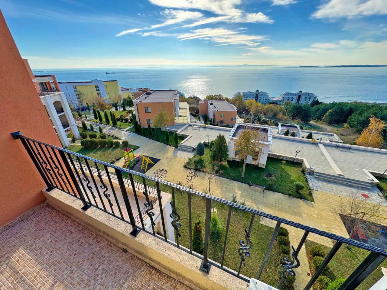 Prostorný apartmán se dvěma ložnicemi s panoramatickým výhledem na moře a hory – připraven k nastěhování