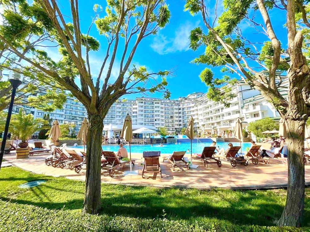 Dvoupokojový byt (s jednou ložnicí) v první linii u moře v Ravda – luxus, příroda a výhled na bazén