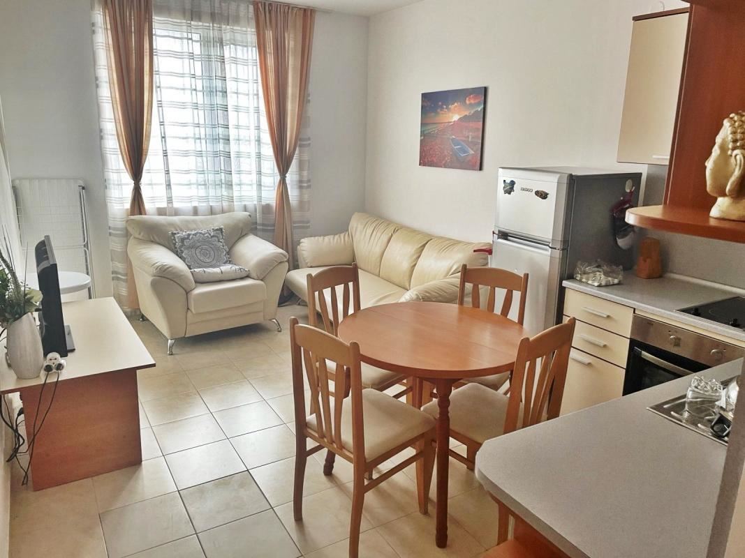 Plně zařízený třípokojový apartmán na Slunečném pobřeží – komfort, útulnost a bezpečná investice