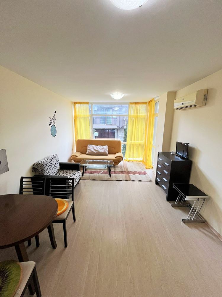 Slunný a prostorný 2pokojový apartmán v Slunečném pobřeží – plně zařízený s vynikajícím zázemím v komplexu