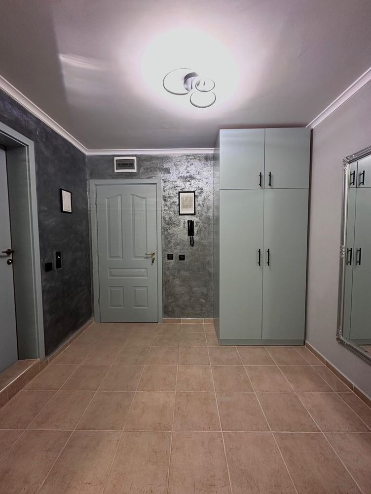 Dvouložnicový apartmán s částečným výhledem na moře v Sveti Vlas – zařízený, po rekonstrukci, v luxusním uzavřeném komplexu