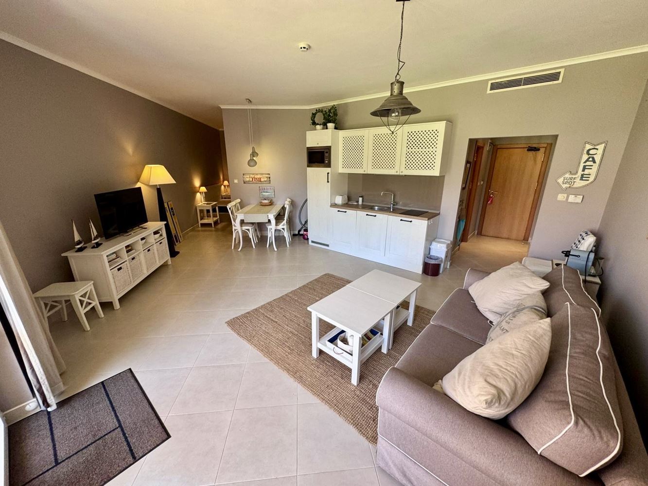 Luxusní byt s jednou ložnicí v prestižním komplexu na první linii – komfort, styl a nekonečné vybavení